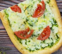 Пицца со шпинатом и сыром Дорблю