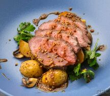 Мраморная говядина с беби-картофелем и грибами 