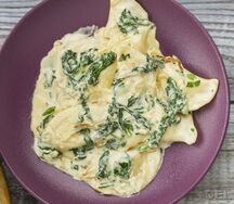 Вареники с картофелем и луком в сливочном соусе со шпинатом