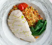 Куриная грудка на пару с киноа и овощами