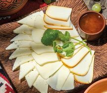 Тарелка любимых кавказских сыров