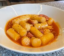 Токпокки в кисло-сладком соусе