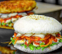 Рисовый бургер с курицей