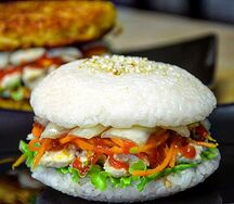 Рисовый бургер со свининой