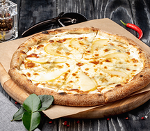 Пицца с грушей и голубым сыром