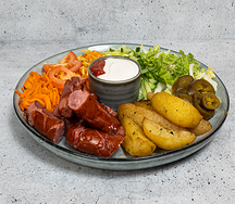 Хот-дог на тарелке