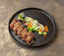 Тунец в кунжутной панировке с овощами