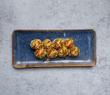 Ролл с креветками темпура и соусом том ям