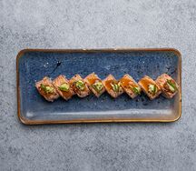 Опалённый ролл с лососем и соленый карамелью