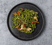 Вок с мятной лапшой и овощами