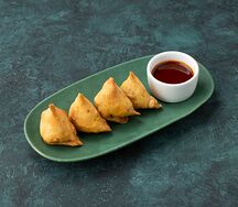 Индийская самоса с картофелем и зеленым горошком