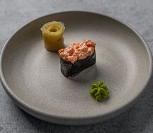 Острые суши с лососем