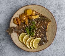 Камбала с запеченным картофелем стоун