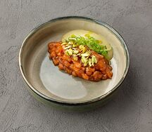 Тартар из лосося с кремом из авокадо и фисташек