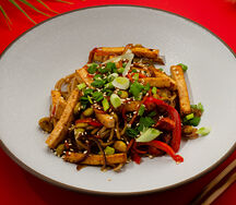 Жареная лапша с тофу и овощами