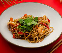 Жареная лапша с креветкой