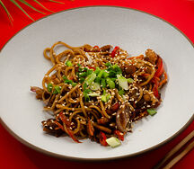 Жареная лапша со свининой