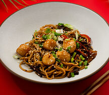 Жареная лапша с гребешком