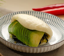 Бао с авокадо и вакамэ