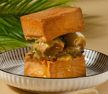 Круассан Ramekin с говядиной и маринованным яйцом