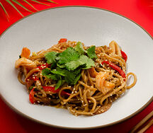 Жареная лапша с креветкой и кальмаром