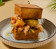 Круассан Ramekin с креветкой и маринованным яйцом