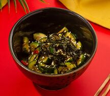 Битые огурцы на подушке из хумуса бобов эдамаме