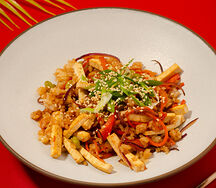 Жареный рис с тофу и овощами