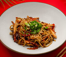 Жареная лапша с курицей