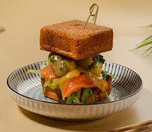 Круассан Ramekin с лососем и маринованным яйцом