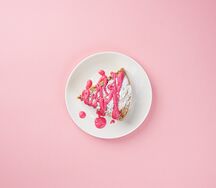 Шарлотка с розовым кремом