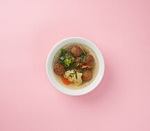 Суп куриный с сухариками и фрикадельками