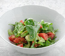 Зелёный салат с томатами и авокадо