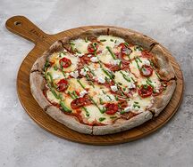 Ржаная пицца с брынзой и вялеными томатами