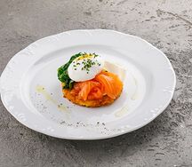 Драник с лососем и яйцом пашот