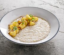 Овсяная каша с яблоками и миндалем