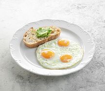 Яичница из трёх яиц