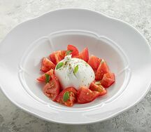 Буррата с томатами