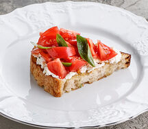 Брускетта с рикоттой и томатами