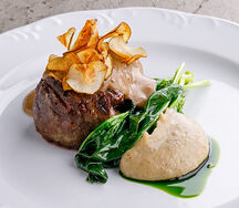 Филе миньон с топинамбуром и перечным соусом