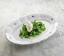 Зелёные овощи с козьим сыром