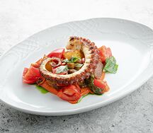 Осьминог на гриле с печёным картофелем и томатами