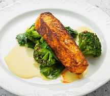 Стейк из форели с брокколи и шпинатом