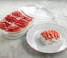 Сметанник с клубникой и йогуртом