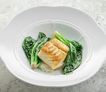 Треска с шпинатом и соусом из цветной капусты