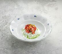 Зернистый творог с клубникой и базиликом