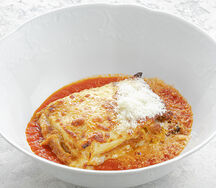 Мясная лазанья с соусом наполи