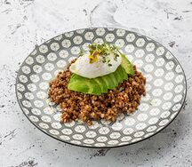 Греча с пармезаном и яйцом пашот