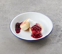 Сырники со сметаной и ежевично-малиновым вареньем