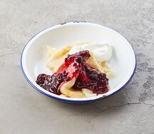 Блинчики с вареньем и сметаной